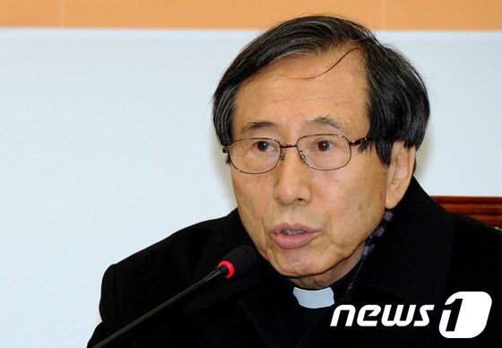 함세웅 신부가 16일 오후 서울 여의도 국회 민주통합당 원내대표실에서 열린 제주 강정마을 해군기지 건설문제와 관련한 기자간담회에서