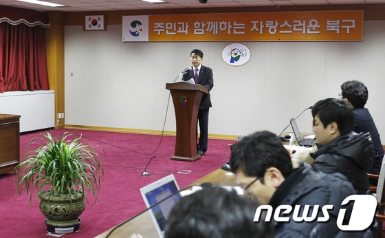 윤종오 울산 북구청장이 지난 달 18일 일명 '울산 도가니' 사건과 관련해 기자회견을 하고 있다.© News1