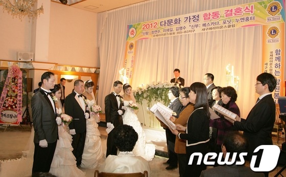 25일 전남 구례 한화 지리산프라산 호텔에서 열린 다문화가족 3쌍의 합동결혼식./사진제공=구례군© News1 