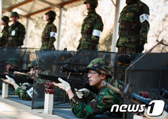 올해 첫 예비군훈련이 열린 27일 오전 경기도 시흥시 과림동 강서·양천예비군훈련장에서 M16A1 소총에 조준경을 장착한 예비군 저격수들이 사격 훈련을 실시하고 있다. 52사단은 시가지 전투훈련의 실효성을 높이기 위해 공격·방어간 훈련과제를 단순화하고 저격수 운용을 새롭게 추가해 전투임무에 기초한 전투형 강군을 육성하겠다고 밝혔다. © News1 (자료사진) 유승관 기자