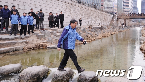 박원순 서울시장이 청계천 역사문화와 생태복원 사업의 뜻을 밝힌 가운데 학자, 전문가 등과 함께 서울 청계천 일대를 현장 답사하고 있다. © News1 양동욱 기자