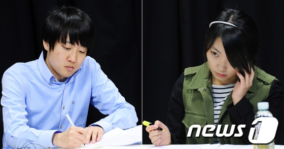 이준석 비대위원과 '고대녀' 김지윤 씨가 3일 오후 고려대학교 교육방송국에서 열린 맞짱토론에 앞서 자료를 정리하고 있다. © News1 오대일 기자