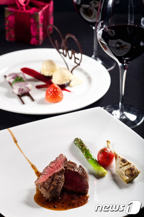 부산 웨스틴조선호텔이 오는 14일 발렌타인데이에 선보일 '로맨틱 발렌타인 데이' 프로모션 음식.© News1