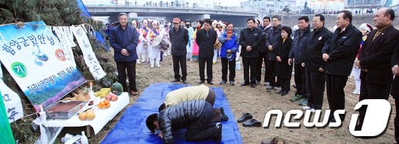 정월대보름맞이 군민안녕기원제 및 달집태우기 행사가 함양읍 인당교 아래 위천변에서 최완식 함양군수 등 주민 1000여명이 참여한 가운데 열렸다. 최완식 군수, 이창구 군의회의장 등이 지리산케이블카를 염원하는 기원제를 지내고 있다. (함양군 제공) © News1 박지혜 인턴기자