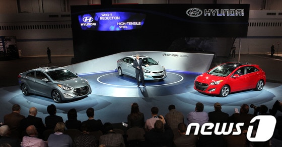 현대차 미국판매법인이 엘란트라 쿠페와 엘란트라 GT를 소개하는 모습. © 