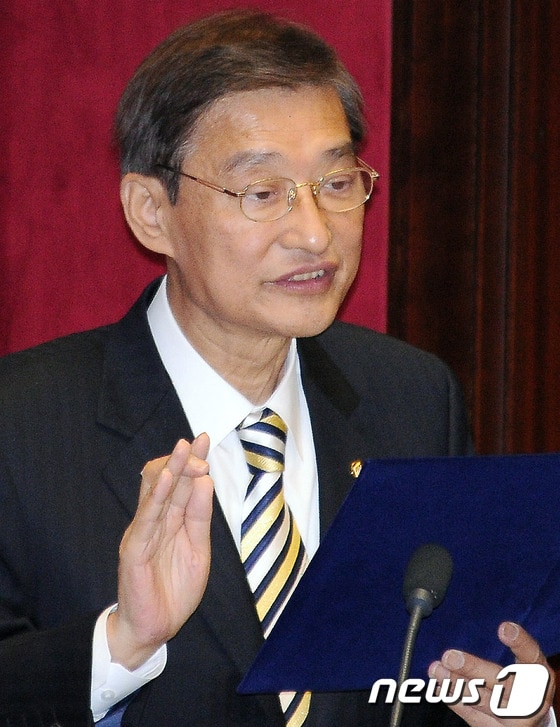 창조한국당 비례대표의원직을 승계한 선경식의원이 9일 서울 여의도 국회의사당에서 열린 본회의에서 국회의원 선서를 하고 있다. 선경식의원은 유원일 의원의 사퇴에 따른 공석을 승계했다. © News1 이종덕 기자