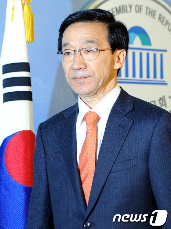 새누리당 이인기 의원이 15일 오후 서울 여의도 국회 정론관에서 당의 공천 결과에 따라 