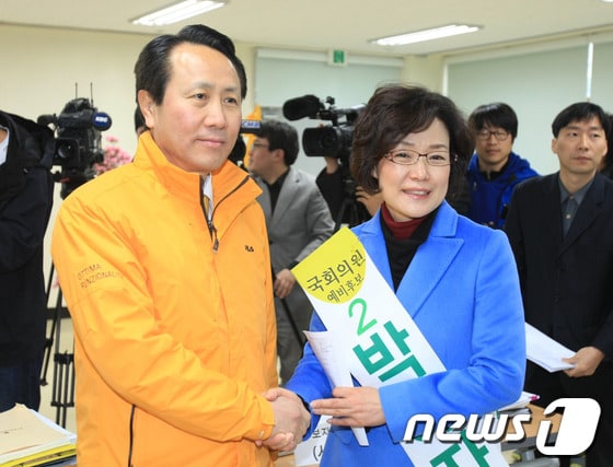 조영택 후보(사진 왼쪽)와 박혜자 후보가 지난달 22일 서구 선관위에서 후보등록을 마친 뒤 악수를 나누고 있다. © News1 김태성 기자