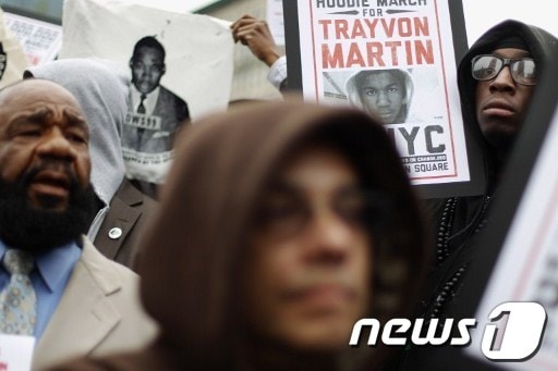 미국 뉴욕 맨하탄 유니언 광장에서 21일(현지시간) 수천 명의 시민들이 '백만 후디 행진'에 참여하고 있다. © AFP=News1  