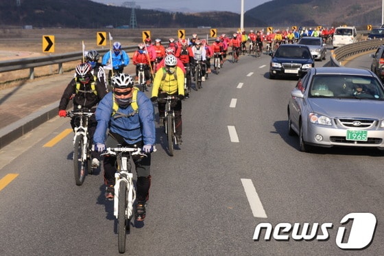 지난 24일 대구시 자전거타기동호회 , 구미시 자전거타기 동호 회원 등 40여명이 낙동강변 자전거길을 체험하고 있다© News1 