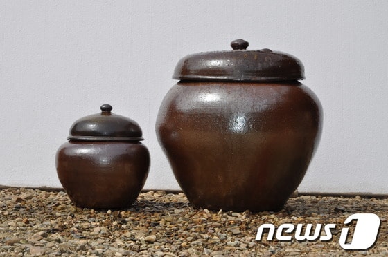 전남영암도기박물관이 4월6일부터 개최하는 ‘달을 빚는 도예가 10인’전에 전시될 작품./사진제공=영암군© News1 