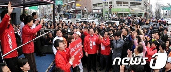 신동우 후보(사진 중앙) © News1 이종덕 기자