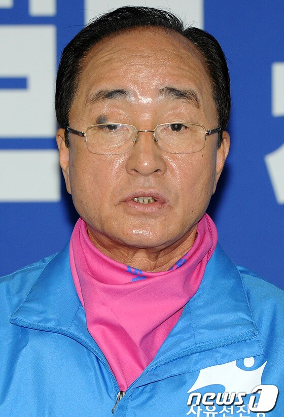 4.11총선 세종특별시에 출마한 자유선진당 심대평 후보가 30일 오전 충남 연기군 조치원읍 죽림리 선거사무소에서 정책공약 발표 및 기자간담회를 하고 있다. 이날 심 대표는 간담회에서 