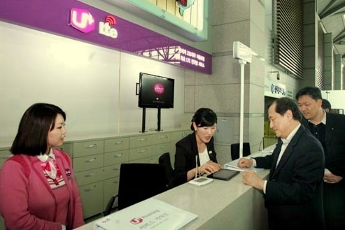 이상철 LG유플러스 부회장이 인천국제공항 3층 출국장 로밍센터를 살펴보고 있다.© News1