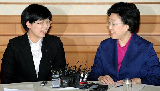 민주통합당 한명숙 대표와 통합진보당 이정희 대표가 야권연대 협상을 위해 6일 서울 여의도 국회의사당에서 만나고 있다. 두 대표는 야권연대의 최대 쟁점인 민주당 무공천 지역과 경선 지역 문제, 호남 지역 후보 단일화 문제를 논의한다. © News1 이종덕 기자