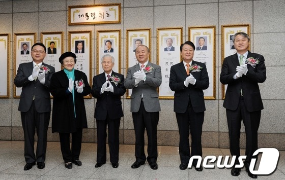 7일 오전 서울 강북구 수유동 통일교육원에서 열린 역대 대통령 휘호 제막식에서 조명철 통일교육원장&#40;왼쪽부터&#41;, 이승만 대통령 양자인 이인수 박사 부부, 류우익 통일부 장관, 김태우 통일연구원장을 비롯한 참석자들이 휘호 제막 후 박수를 치고 있다. 이번 패널의 설치는 작년 12월 이명박 대통령이 통일 관련 친필 휘호를 통일부에 전달한 것을 계기로 추진됐다. © News1 박세연 기자