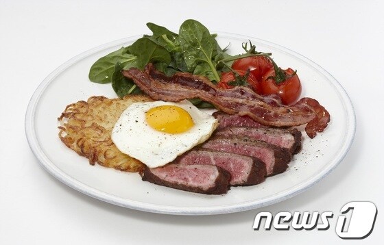 이번에 출시되는 '프리미엄 브런치' 메뉴 '뉴욕 스테이크 플래터' /사진=CJ푸드빌 © News1 