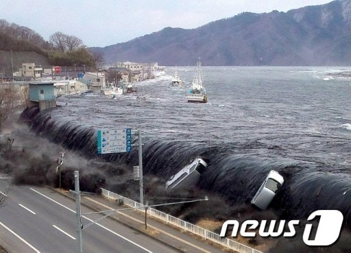 지난해 3월 11일 동일본 대지진 당시 쓰나미 피해 사진 © AFP=News1