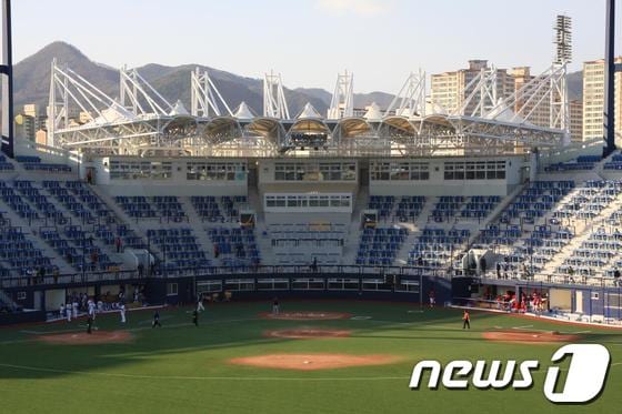 최근 새단장한 마산야구장이 NC다이노스의 퓨처스리그 임시 홈구장으로 사용될 예정이다. 사진은 마산야구장 내부 전경(사진제공=창원시청) © News1 남경문 기자