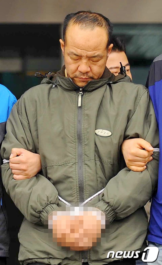 수원 토막살인 사건의 피의자 오원춘(42)이 10일 오전 검찰로 송치되기 위해 경기 수원 남부경찰서를 나서고 있다. 2012.4.12/뉴스1 (경인일보 제공) © News1   방인권 인턴기자