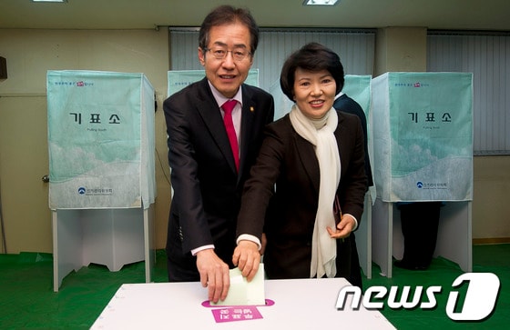 서울 동대문을에 출마한 새누리당 홍준표 후보 내외가 제19대 국회의원선거날인 11일 오전 서울 동대문구 전농2동 SK뷰아파트에 마련된 제2투표소에서 투표를 하고 있다. © News1 이명근 기자