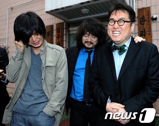 민주통합당 김용민 후보(노원갑)가 제19대 국회의원 총선거일인 11일 오전 서울 노원구 공릉동 동신아파트 경로당에 마련된 투표소에서 투표를 마친 뒤 나꼼수 멤버 김어준, 주진우의 격려를 받고 있다. 2012.4.11/뉴스1 © News1 박정호 기자