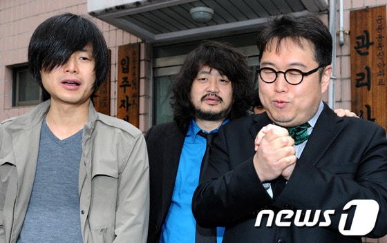 민주통합당 김용민 후보(노원갑)가 제19대 국회의원 총선거일인 11일 오전 서울 노원구 공릉동 동신아파트 경로당에 마련된 투표소에서 투표를 마친 뒤 나꼼수 멤버 김어준, 주진우의 격려를 받고 있다. 전국 1만 3470곳의 투표소에서 지역구 246명, 비례대표 54명 등 모두 300명의 국회의원을 선출하는 이번 선거 운동기간 막판에 새누리당은 '거대 야당 견제론', 민주통합당은 '정권심판론', 통합진보당은 정권심판론과 함께 '원내교섭단체 구성 목표', 자유선진당은 '제3 대안세력' 등으로 맞섰다. 19대 국회의원의 임기는 다음 달 30일 시작해 4년간으로 이들의 월급은 1천만 원 정도이고 연간 의원 1인당 보좌관 급여, 차량유지 등으로 4억 여원이 국비로 지출된다. 2012.4.11/뉴스1 © News1   박정호 기자