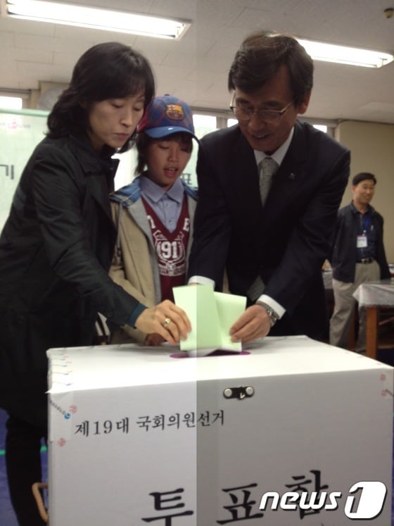 유시민 통합진보당 공동대표는 11일 고양시 덕양구 화수중학교에서 아내 한경혜씨와 아들과 함께 투표를 하고 있다.© News1 
