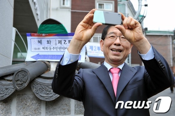 박원순 서울시장이 11일 오전 서울 혜화동 주민센터에서 투표 인증사진을 찍고 있다.2012.4.11/뉴스1(서울시 제공) © News1   이동근 인턴기자