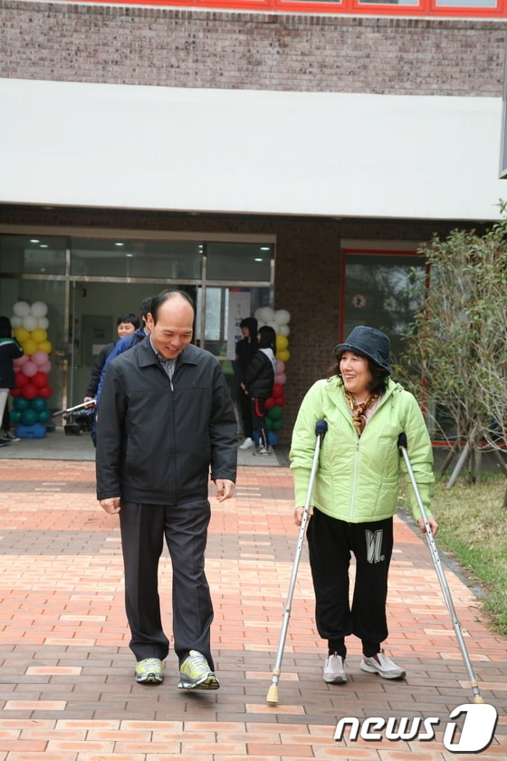 거동이 불편한 부모씨가 11일 (사)제주특별자치도장애인총연합회의 도움을 받아 투표를 마친 뒤 제주시 화북주공아파트내 투표소에서 나오고 있다. © News1 제주취재본부