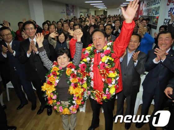 4.11총선 경북 포항남ㆍ울릉  새누리당 김형태 후보가 11일 저녁 선거캠프 사무소에서 개표 방송을 지켜보던 중 당선이 유력해지자 부인과 함께 자축하고 있다.  2012.4.11/뉴스1 © News1   최창호 기자