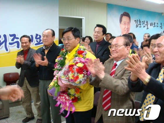 민주통합당 고창부안 김춘진 후보가 당선을 확정짓고 지지자들과 환호하고 있다.© News1 박제철 기자