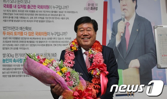 11일 치러진 제19대 총선에서 민주통합당 최규성(김제.완주)후보가 당선의 영예를 안았다./사진=최규성 선거캠프© News1 박원기 기자