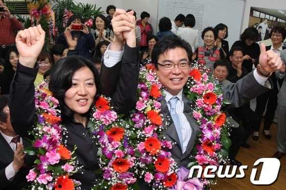 대구 달서갑 선거구에서 승리한 새누리당 홍지만 후보가 지지자들과 함께 기쁨을 나누고 있다© News1
