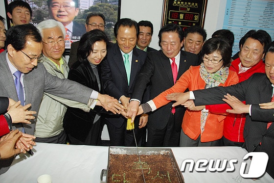 경기 광주시 새누리당 노철래 당선자가 떡케익을 자르며 당선을 자축하고 있다. © News1 