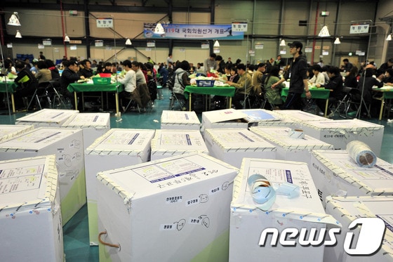 지난 11일 서울 강남구 학여울역 서울무역전시장 개표소에서 27개의 미봉인 투표함이 발견돼 개표가 중단되었던 19대 총선 강남 선거구 개표작업이 12일 새벽 다시 진행되고 있다. 2012.4.12./뉴스1 © News1 방인권 인턴기자