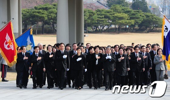 제 19대 국회의원 선거에서 사실상 승리한 새누리당 박근혜 비대위원장과 지도부, 당선자들이 12일 오전 서울 동작동 국립서울현충원을 찾아 참배하고 있다.2012.4.12/뉴스1 © News1 한재호 기자