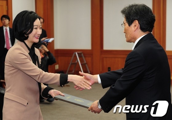 문정림 자유선진당 대변인이 지난 4월 12일 경기도 과천 중앙선거관리위원회에서 김능환 위원장으로부터 국회의원 당선증을 전달받고 있다.  2012.4.12./뉴스1 © News1 이정선 인턴기자