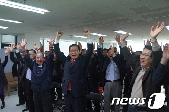 이번 총선에서 인천 부평구갑에 출마한 민주통합당 문병호 당선자가 당선이 확정되자 지지자들과 만세를 부르고 있다. © News1 