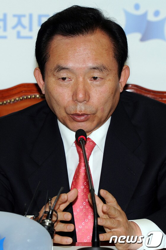 이인제 자유선진당 비상대책위원장이 16일 국회 당대표실에서 