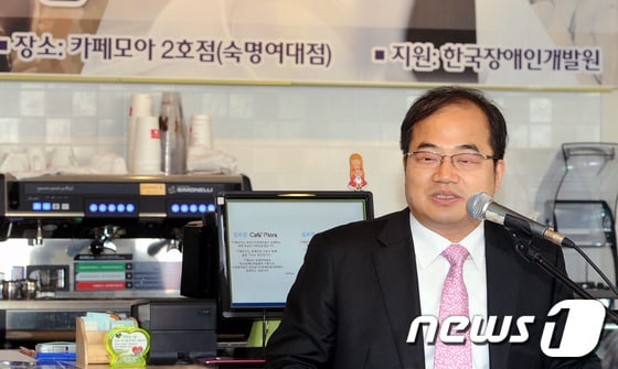 16일 오후 서울 용산구 청파동에 세계 최초 시각장애인 바리스타가 운영하는 커피전문점 ‘카페모아’ 2호점, 숙명여대점 개점식에서 최동익 실로암시각장애인복지관장이 인사말을 하고 있다. 카페모아는 장애인과 이웃이 함께 삶은 나누는 공간으로써 지난 2009년 4월 서울 봉천동에 1호점을 개점했고 한국장애인개발원의 지원으로 2호점을 개업하게 됐다. 2012.4.16/뉴스1 © News1 이동근 인턴기자