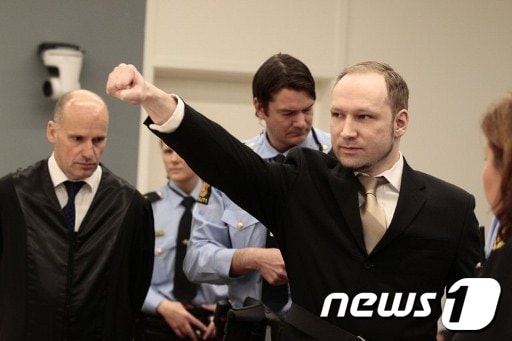 노르웨이의 극우테러범 아네르스 베링 브레이비크가 재판 첫날인 16일 법정에 들어서며 나치식 경례를 하고 있다. © AFP=News1 