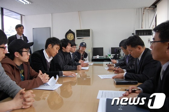 16일 연세대학교 총학생회 간부들이 인천시청 관계자들과 면담을 갖고 (송도)국제캠퍼스의 현황에 대해 논의하고 있다. © News1 