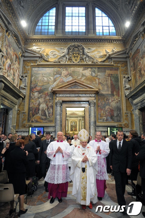 교황 베네딕토 16세(85)가 16일 탄생 85년 경축행사에 참석하기위해 바티칸 바오로 성당에 들어서고 있다. ©AFP= News1 
