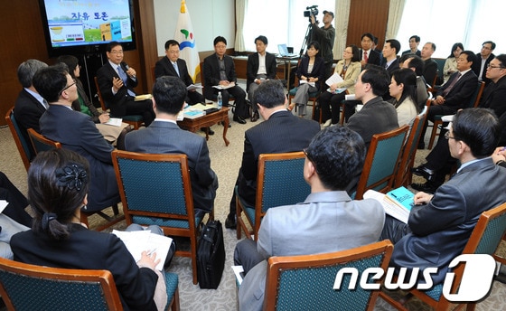 박원순 서울시장이 18일 시청 간담회장에서 열린 직원들과의 독서토론 모임 '서로함께'에 참여해 토론을 벌이고 있다. © News1 