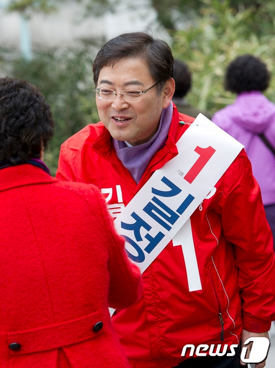 양천(갑) 새누리당 길정우 후보가 2일 오후 서울 양천구 목동에서 유권자들과 인사를 나누며 지지를 호소하고 있다. © News1 이명근 기자