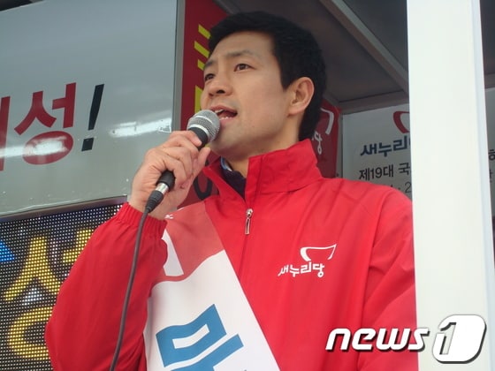 출근길 차량유세 중인 새누리당 문대성 부산 사하갑 후보.© News1 남성봉 기자 