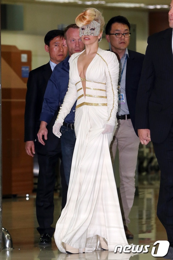 월드투어 내한공연을 위해 한국을 찾은 레이디 가가가 20일 오후 서울 김포공항을 통해 입국하고 있다. 2012.4.20 뉴스1/머니투데이 © News1 이기범 기자