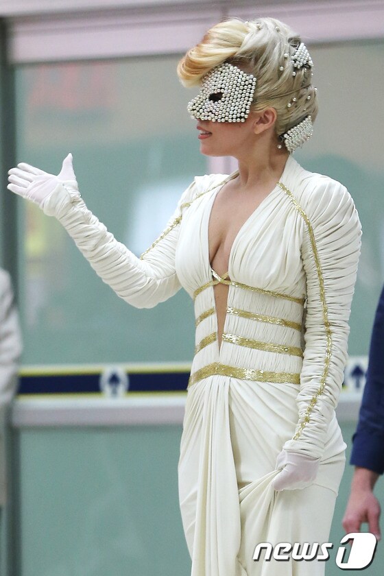 월드투어 내한공연을 위해 한국을 찾은 레이디 가가가 20일 오후 서울 김포공항을 통해 입국하고 있다. 2012.4.20 뉴스1/머니투데이 © News1 이기범 기자