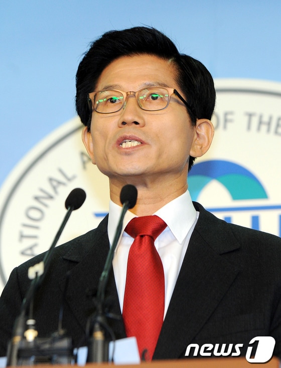 김문수 경기도지사가 22일 오전 서울 여의도 국회 정론관에서 새누리당 제18대 대선후보 경선 출마를 선언하고 있다. © News1 양동욱 기자